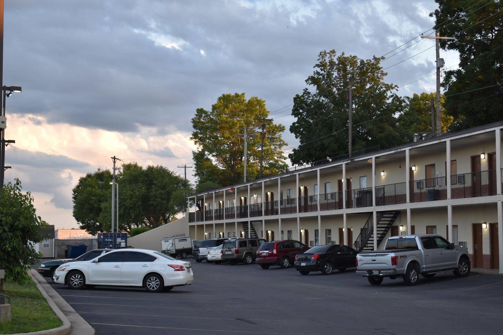 Town House Inn Cape Girardeau Bagian luar foto
